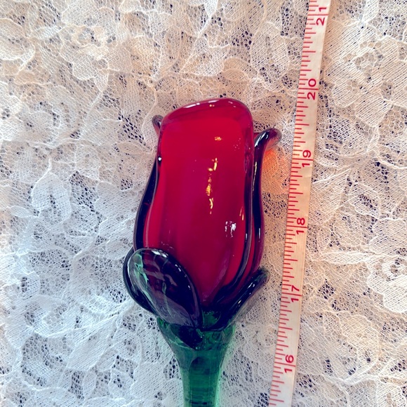 Excellent new condition Hand blown glass rose by hqt almost 20” long - Picture 3 of 5